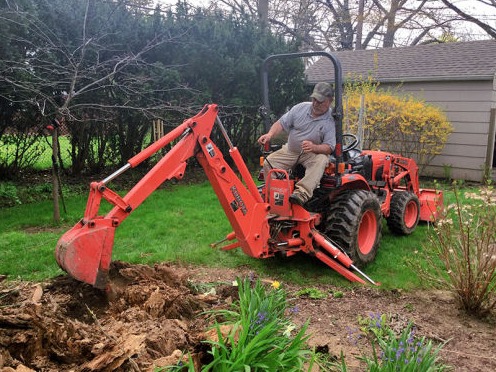 Kubota B2920 Tractor in action 3 of 4